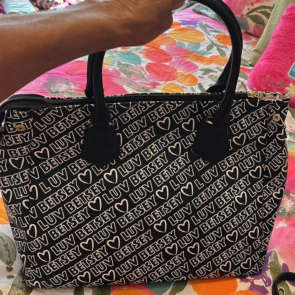 Betsey Johnson LBKAYLEE Satchel. - Picture 4 of 10